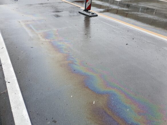 Verkehr stundenlang beieinträchtigt: Kilometerlange Ölspur auf A30 nach Unfall