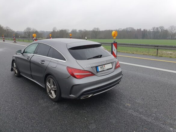 Verkehr stundenlang beieinträchtigt: Kilometerlange Ölspur auf A30 nach Unfall
