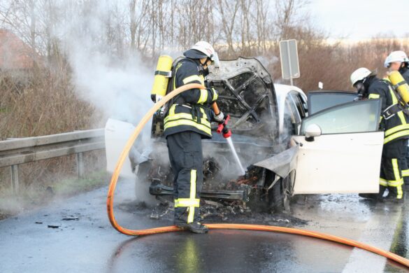 PKW brennt auf Autobahn 30 bei Melle lichterloh