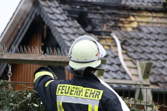 Feuerwehreinsatz bei Gebäudebrand in Melle-Wellingholzhausen. / Foto: Heiko Westermann Feuerwehreinsatz bei Gebäudebrand in Melle-Wellingholzhausen