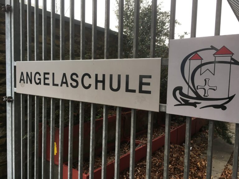 Eingang der Angelaschule in Osnabrück. / Foto: Dominik Lapp