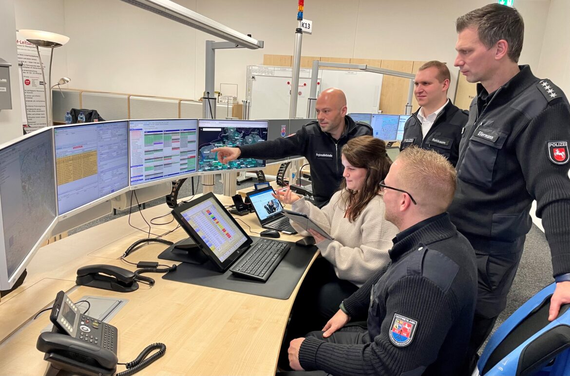 Acht Stunden lang begleitete das Social-Media-Team die Arbeit von Polizei, Feuerwehr und Rettungsdienst aus der Leitstelle Ostfriesland, in Wittmund. Bild: Leitstelle Wittmund
