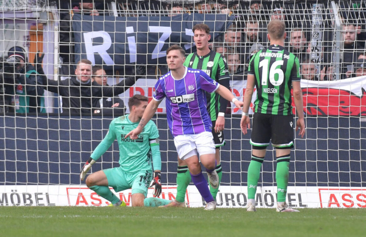Erik Engelhardt bejubelt seinen Treffer. / Foto: IMAGO/Jan Huebner