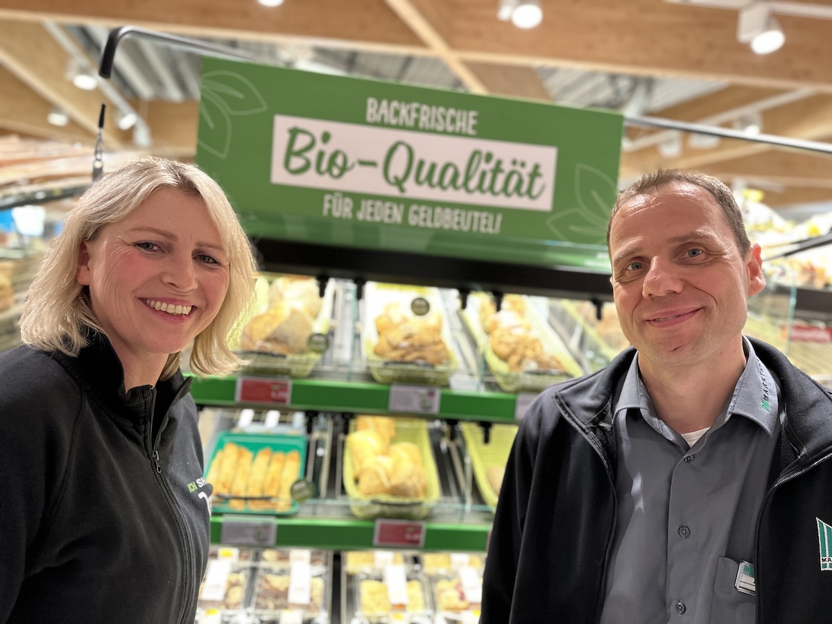 Marktkauf-Nachhaltigkeitsbeauftragte Irina Zielke und Marktleiter Andreas Allard