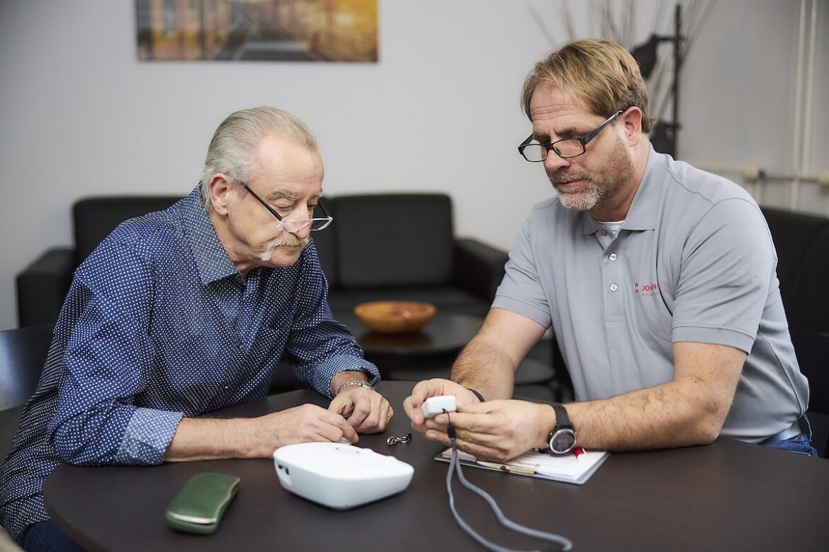 Interessierte am Johanniter-Hausnotruf werden umfangreich beraten.