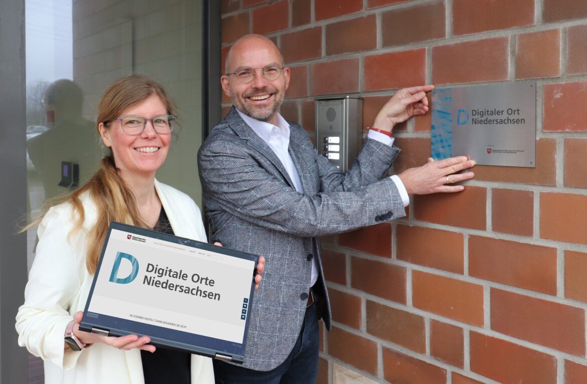 WIGOS-Geschäftsführer Peter Vahrenkamp und Andrea Frosch vom UnternehmensService der WIGOS freuen sich über die Auszeichnung aus Hannover. / Foto: Eckhard Wiebrock