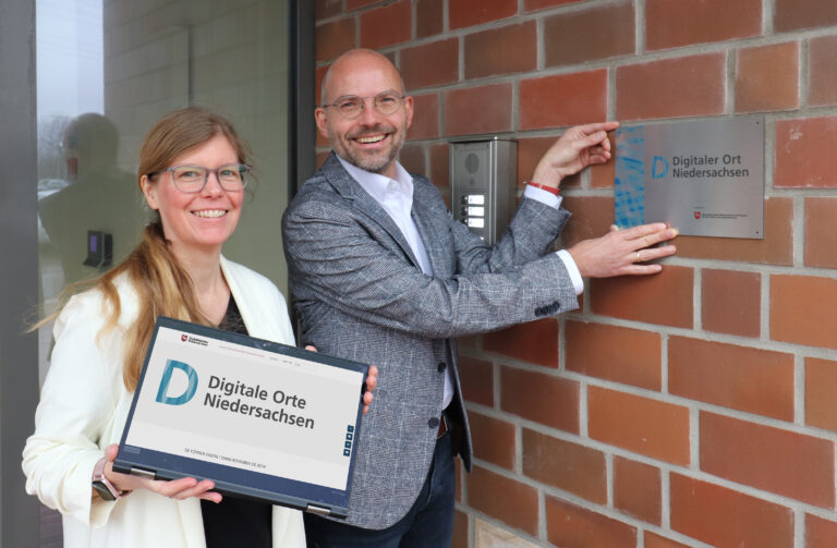 WIGOS-Geschäftsführer Peter Vahrenkamp und Andrea Frosch vom UnternehmensService der WIGOS freuen sich über die Auszeichnung aus Hannover. / Foto: Eckhard Wiebrock