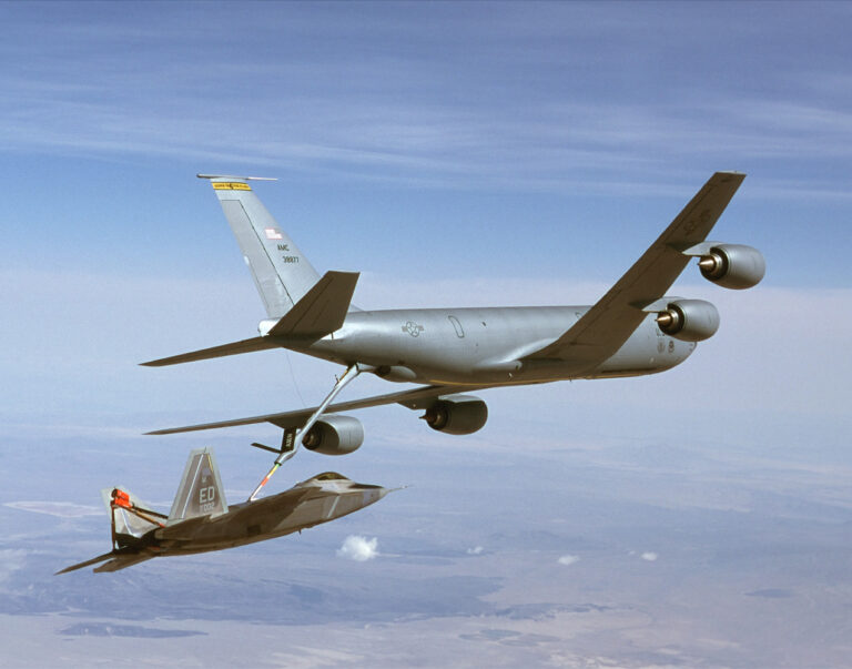 KC 135 Stratotanker u. F22 Raptor / Foto: USAF, Kevin Robertson