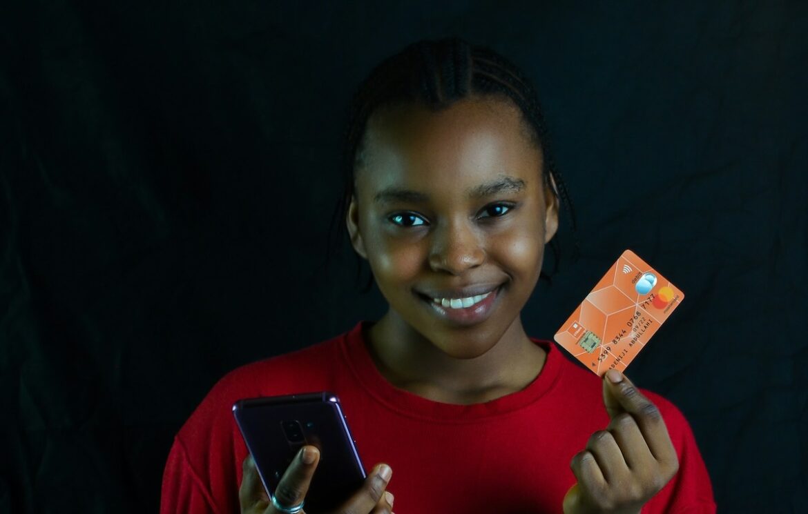 Frau mit Bezahlkarte / Foto: Adeniji Abdullahi A via unsplash
