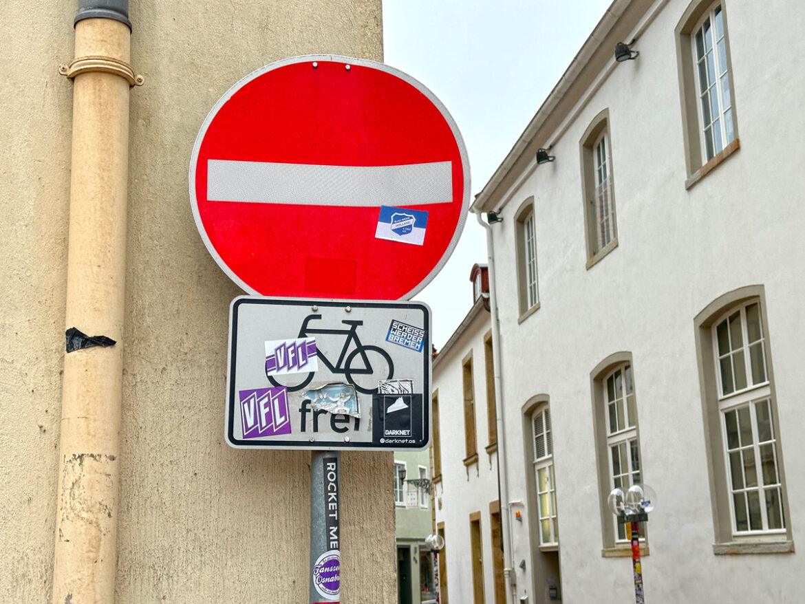 Beklebtes Schild in der Osnabrücker Altstadt.