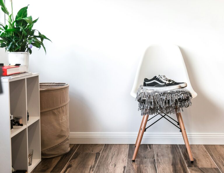 Moderne Wohnung mit Holzfussboden und Sockelleiste