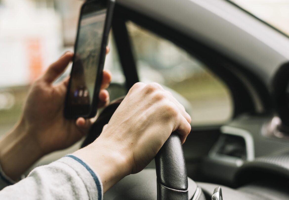 Handy am Steuer (Symbolbild)