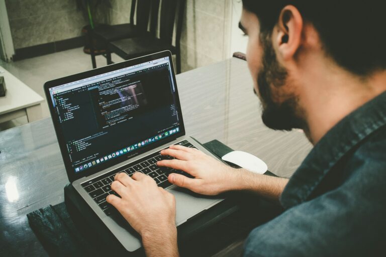 Programmierer am Computer