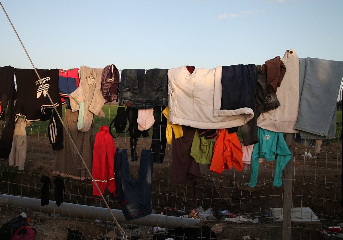 Kleidung hängt über einem Drahtzaun