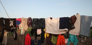 Kleidung hängt über einem Drahtzaun