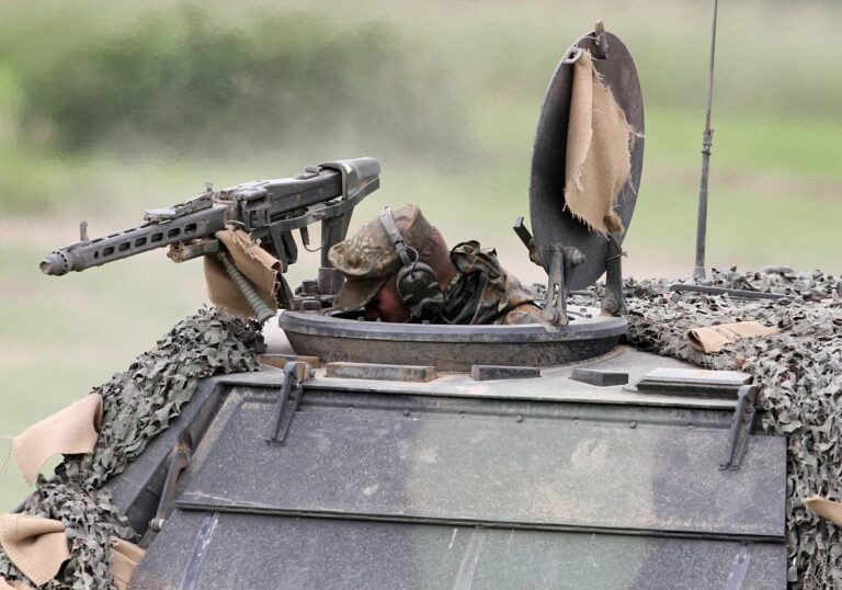 Soldat im Panzer