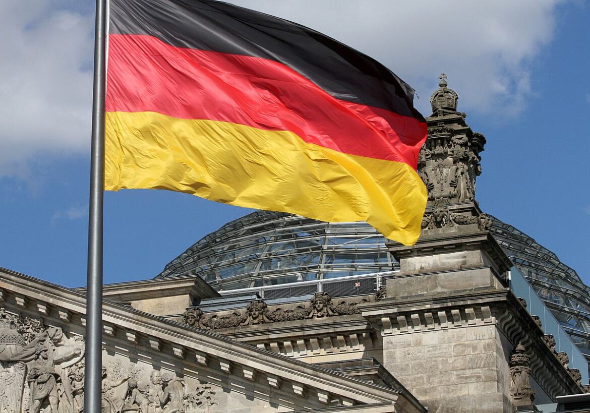 Deutschlandflagge vor dem Bundestag