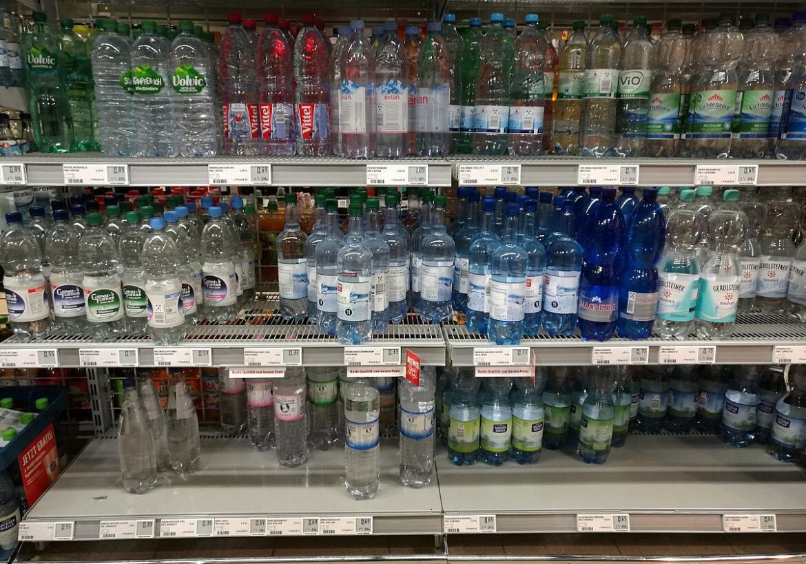 Wasserflaschen im Supermarktregal