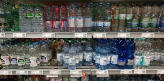 Wasserflaschen im Supermarktregal