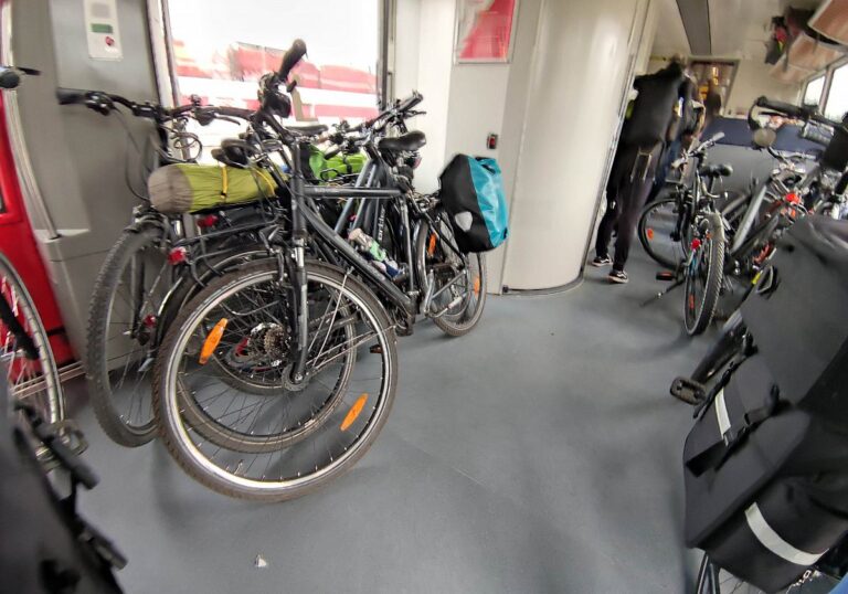 Fahrräder im Zug