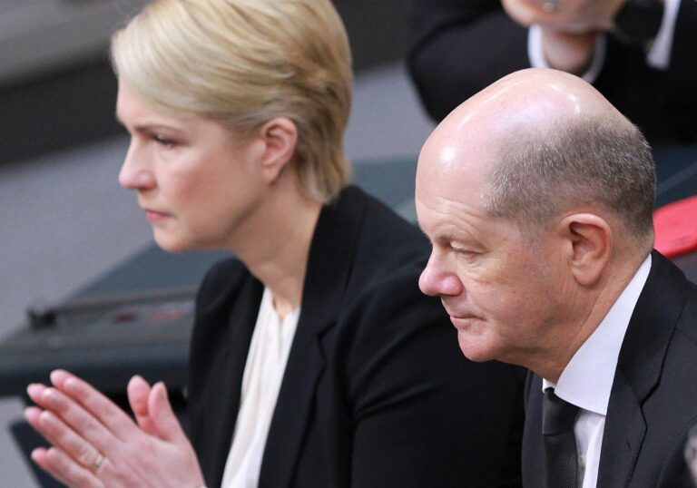 Ministerpräsidentin von Mecklenburg-Vorpommern Manuela Schwesig (SPD) und Bundeskanzler Olaf Scholz (SPD)