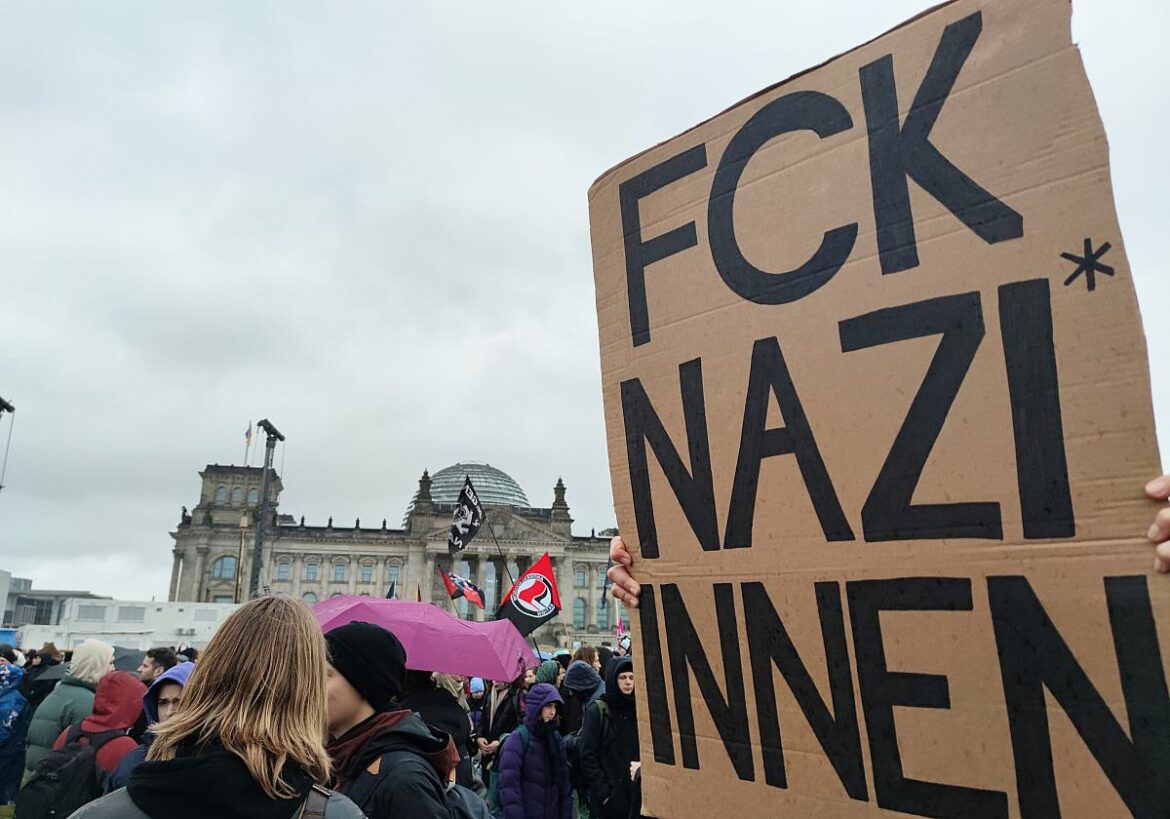 Demo gegen rechts: FCK Nazi*innen