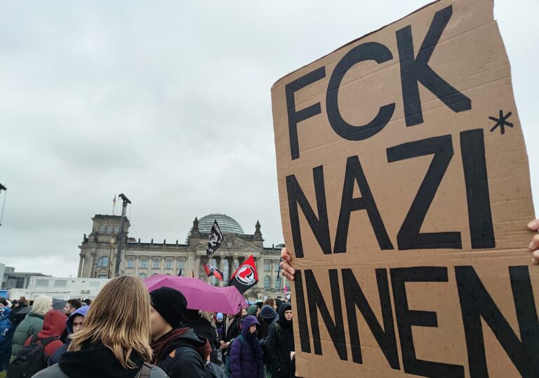 Demo gegen rechts: FCK Nazi*innen