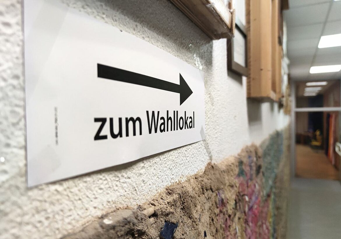 Schild zum Wahllokal