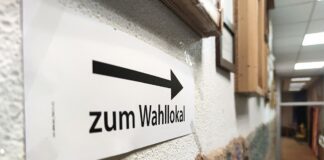 Schild zum Wahllokal