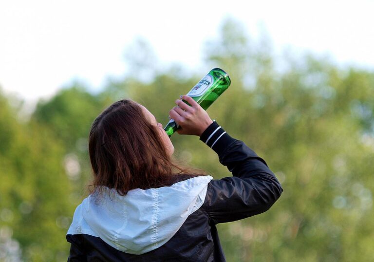 Frau trinkt Wicküler