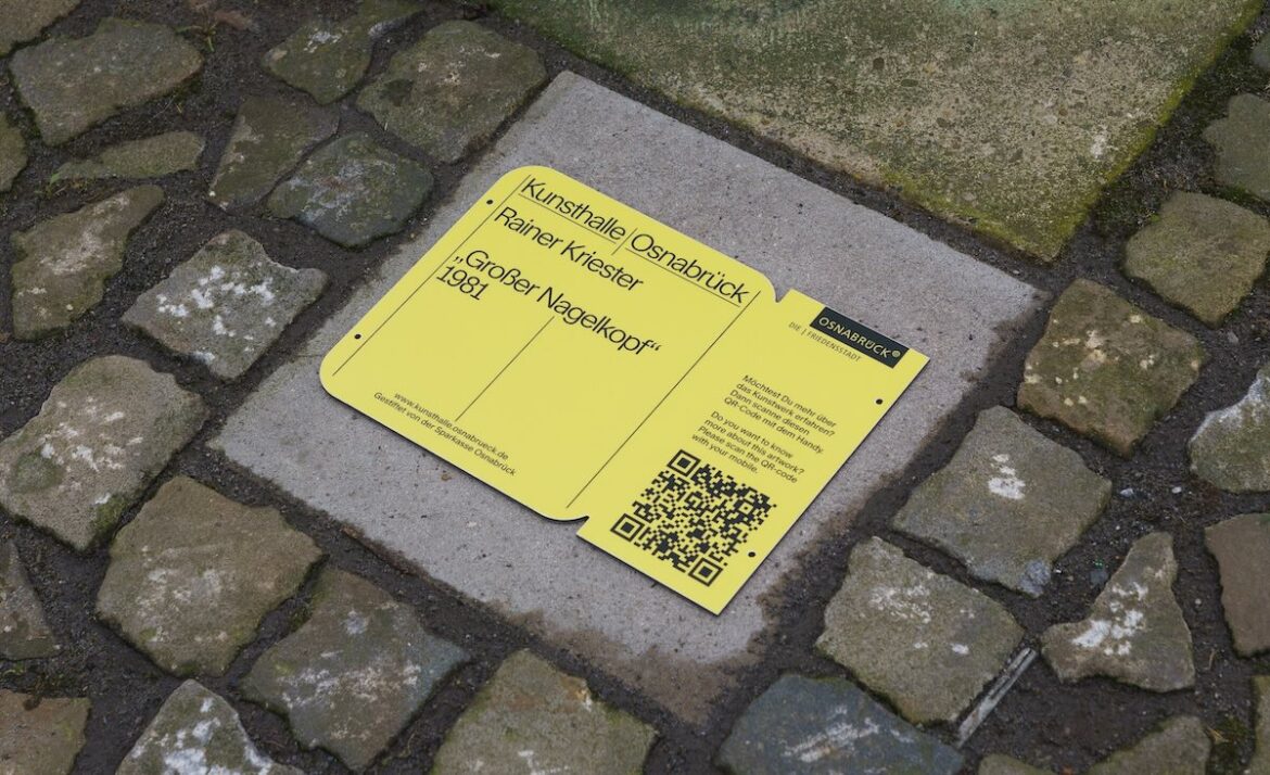 Nahansicht der Beschilderung des "Großen Nagelkopfs" von Rainer Kriester an der Kunsthalle Osnabrück.