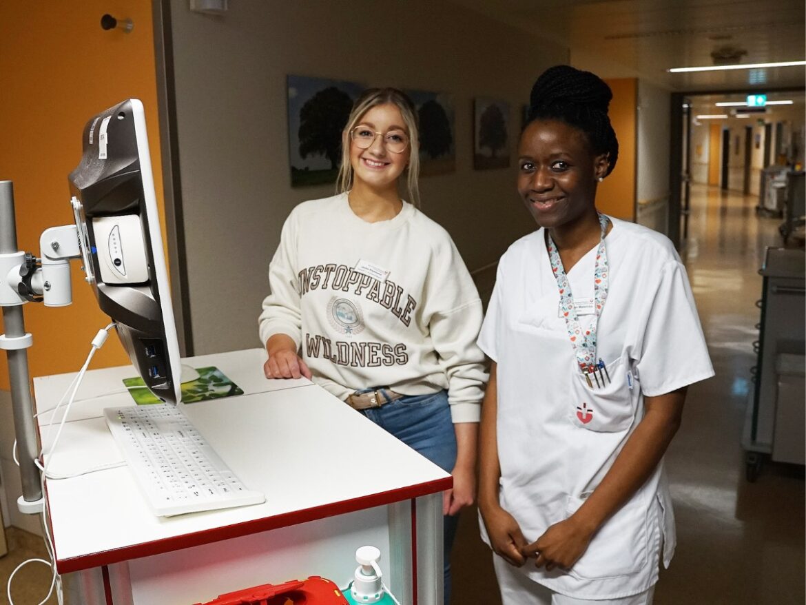 Janika Kleemann (links) ist Pflegeexpertin und kümmert sich um Quer- und Wiedereinsteiger in der Pflege. So unterstützt sie auch Fadzai Metamba, die aus Zimbabwe stammt. / Foto: CKM/Daniel Meier