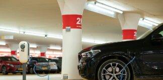 Elektroauto an Ladestation auf Parkplatz