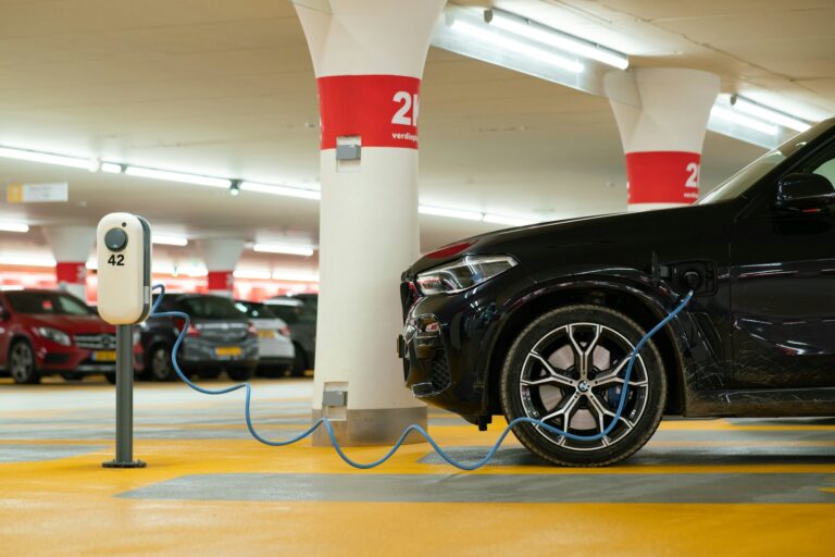 Elektroauto an Ladestation auf Parkplatz