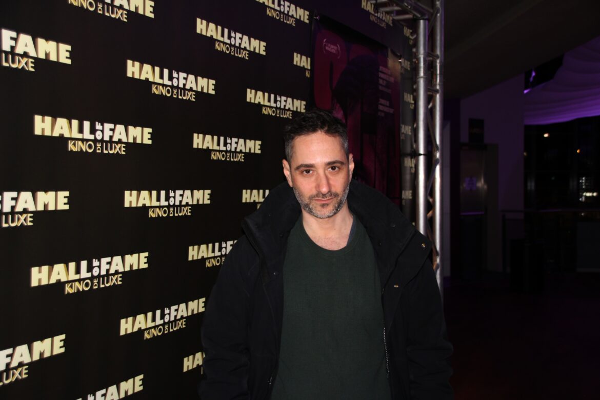 Denis Moschitto in der Hall of Fame in Osnabrück. / Foto: Dominik Lapp