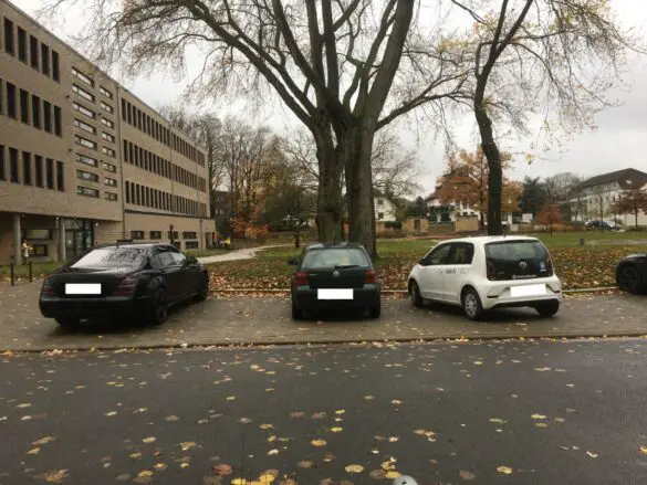 Entree-Platz Zugeparkter Entreé-Platz und Gehweg. / Foto: privat