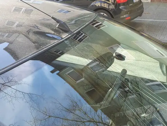 PKW und Radfahrer kollidieren an Sutthauser Straße