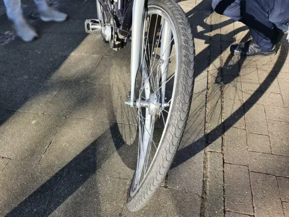 PKW und Radfahrer kollidieren an Sutthauser Straße