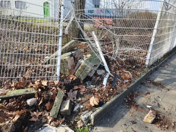 Epileptischer Anfall: PKW prallt gegen Zaun, zwei Menschen werden verletzt. / Foto: Heiko Westermann Epileptischer Anfall: PKW prallt gegen Zaun, zwei Menschen werden verletzt