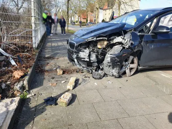 Epileptischer Anfall: PKW prallt gegen Zaun, zwei Menschen werden verletzt. / Foto: Heiko Westermann Epileptischer Anfall: PKW prallt gegen Zaun, zwei Menschen werden verletzt