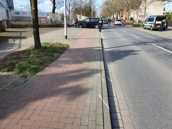 Epileptischer Anfall: PKW prallt gegen Zaun, zwei Menschen werden verletzt. / Foto: Heiko Westermann Epileptischer Anfall: PKW prallt gegen Zaun, zwei Menschen werden verletzt