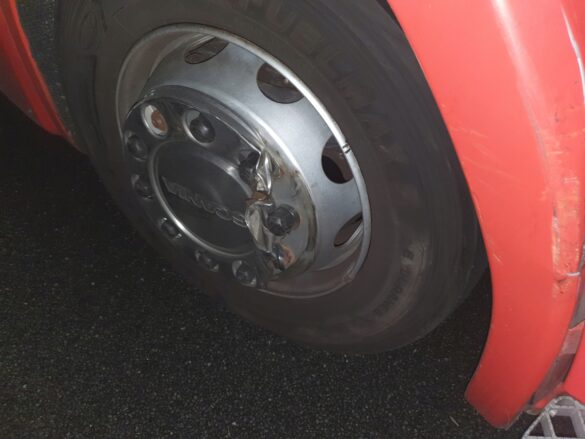 PKW kollidieren mit LKW an Autobahnauffahrten der A30