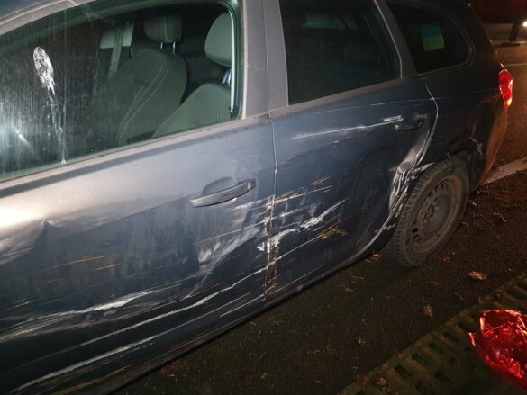 PKW kollidieren mit LKW an Autobahnauffahrten der A30