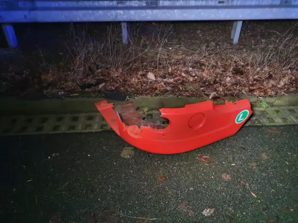 PKW kollidieren mit LKW an Autobahnauffahrten der A30