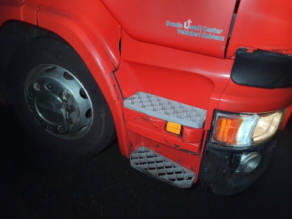 PKW kollidieren mit LKW an Autobahnauffahrten der A30