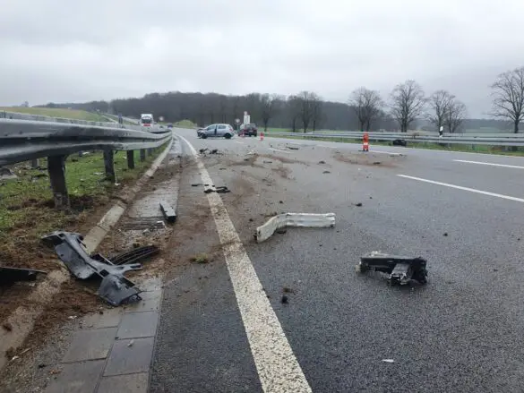 Motor herausgerissen: PKW gerät bei Ausweichmanöver auf B51 bei Belm außer Kontrolle und prallt in Leitplanke. / Foto: Heiko Westermann Motor herausgerissen: PKW gerät auf B51 bei Belm außer Kontrolle und prallt in Leitplanke