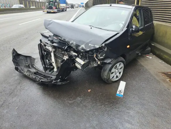 Kleinwagen zerstört: Kollision mit LKW beim Spurwechsel auf der A1