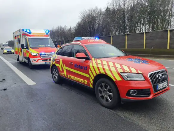 Kleinwagen zerstört: Kollision mit LKW beim Spurwechsel auf der A1
