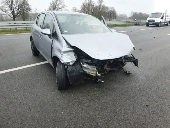 Motor herausgerissen: PKW gerät bei Ausweichmanöver auf B51 bei Belm außer Kontrolle und prallt in Leitplanke. / Foto: Heiko Westermann Motor herausgerissen: PKW gerät auf B51 bei Belm außer Kontrolle und prallt in Leitplanke