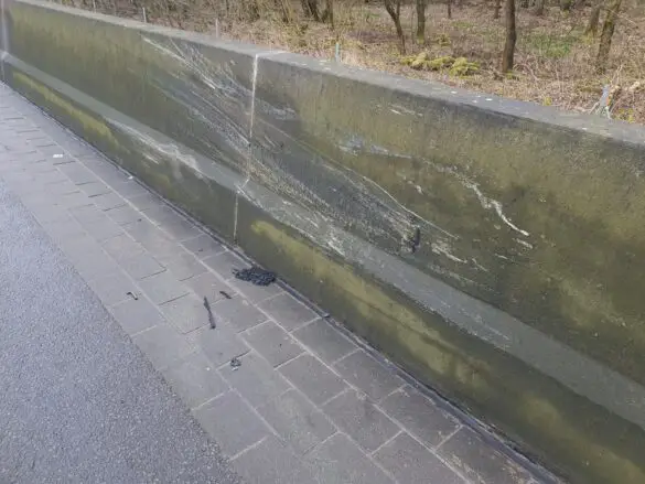 Kleinwagen zerstört: Kollision mit LKW beim Spurwechsel auf der A1